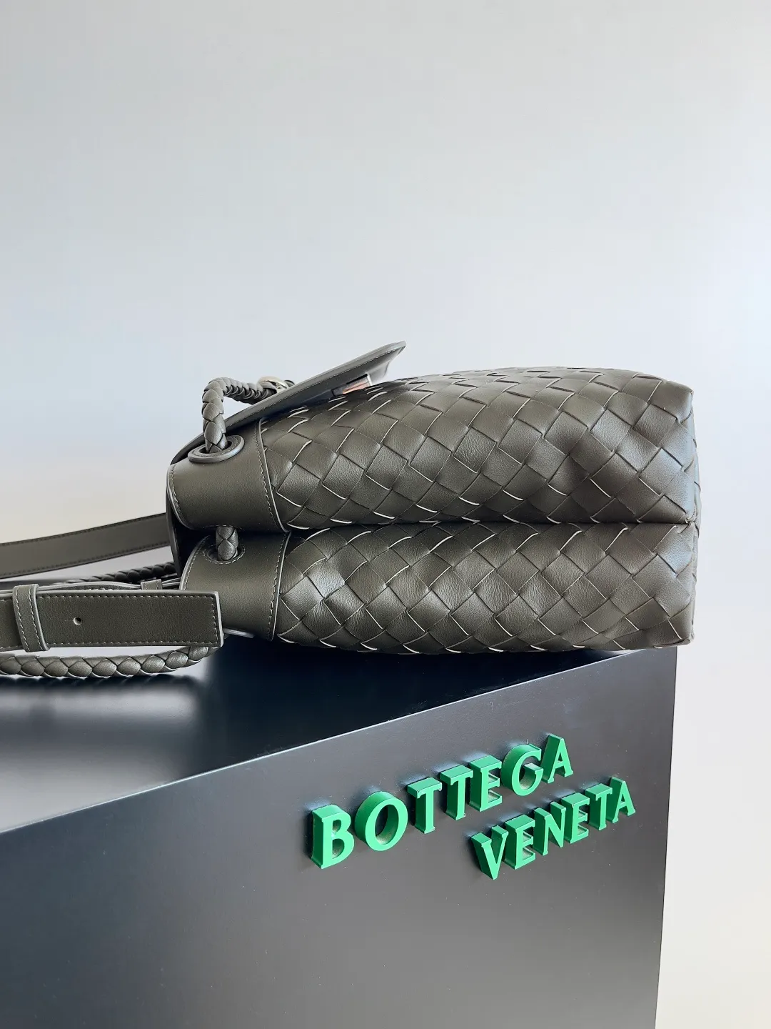 Batch 2460 BOTTEGA VENETA 2025 new men's ANDIAMO backpack Bottega Veneta's main recommendation is undoubtedly Andiamo. The first new favorite of 2025 is a men's splayed buckle bag. It can be seen that the designer has used many small ideas. The detachable cross-body strap is very convenient for elite office workers to carry their work diary. Reduce the burden on your hands when carrying office supplies. The interior is divided into two large compartments and a small zippered compartment. Unlike the women's model, the compartments here are not detachable. The fixed large single layer also makes it easier to pack lightly when going out to work and avoids the accumulation of too many small items. Style number: 807715 Size: 37*26*13cm